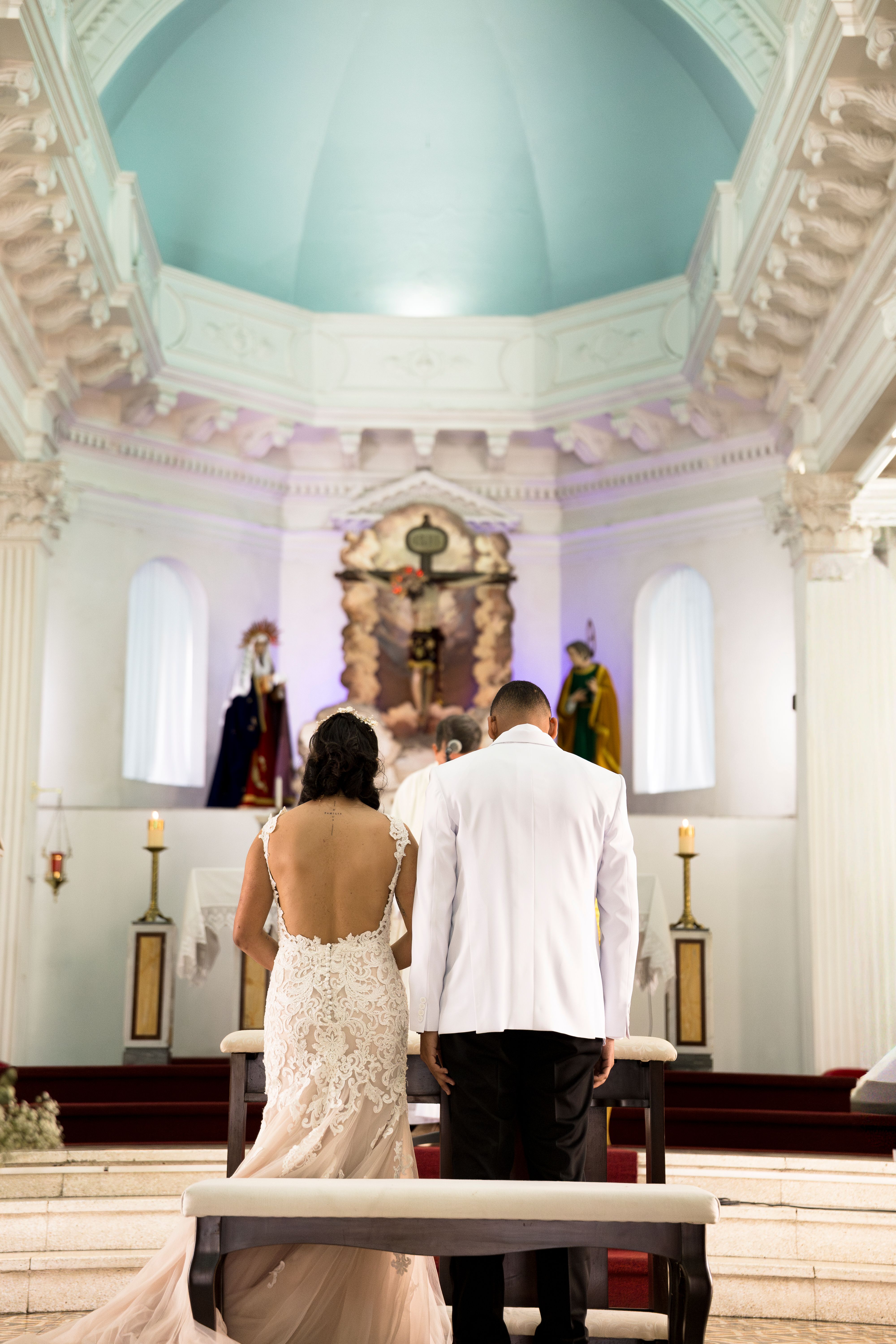 Boda en una iglesia frente al altar 