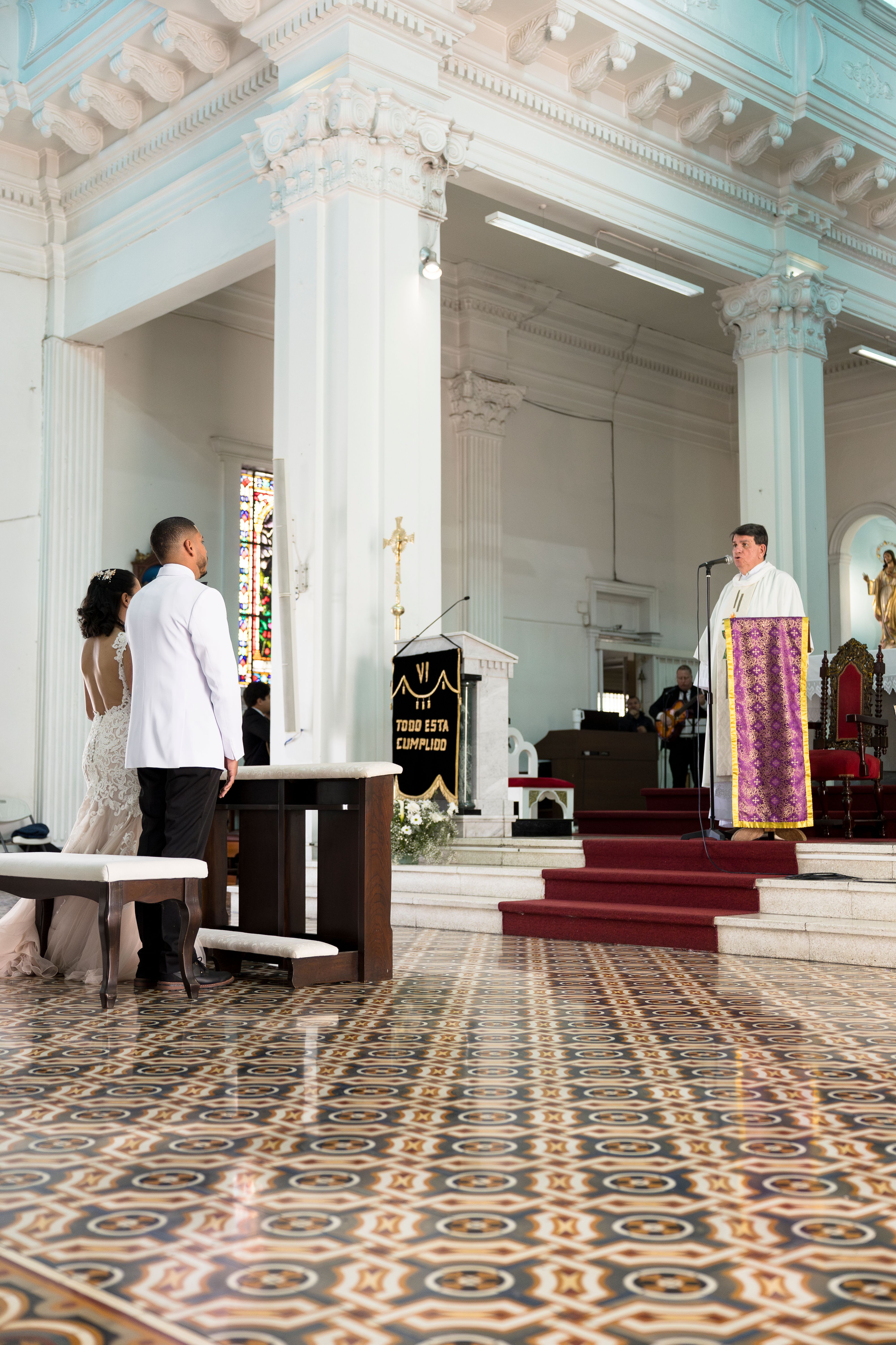 Boda en una iglesia frente al padre