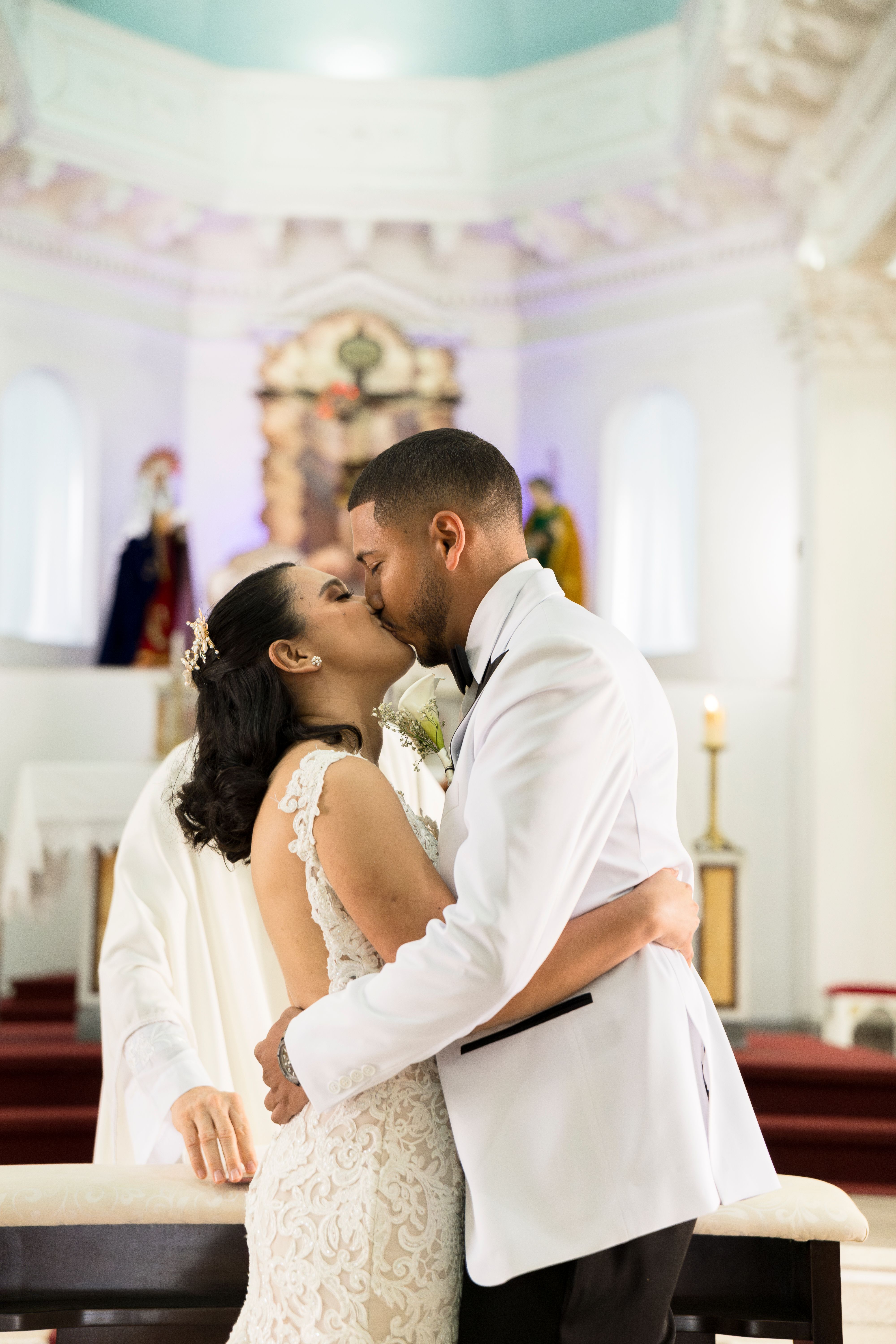 Boda en una iglesia besandose